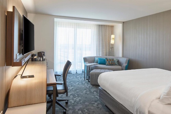 Courtyard by Marriott Baltimore Downtown/McHenry Row image 9